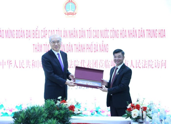 Đồng chí Nguyễn Chí Công, Chánh án TAND TP Đà Nẵng tặng quà lưu niệm cho đồng chí Trương Quân, Chánh án TAND tối cao Trung Quốc.