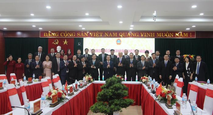 Các đại biểu chụp ảnh lưu niệm.