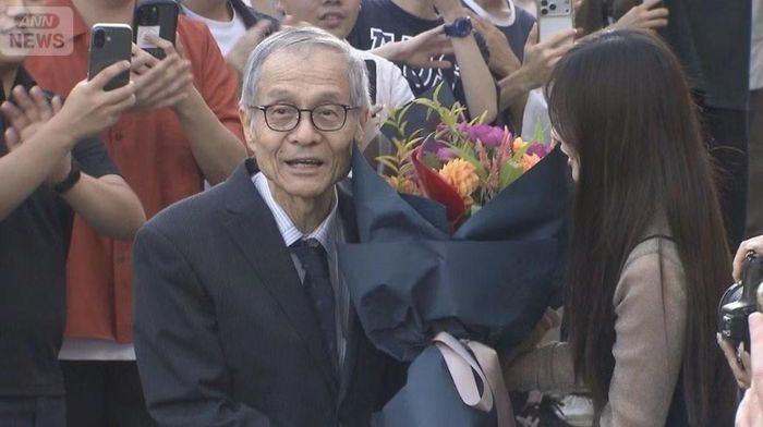 Giáo sư Kenso Soai nhận hoa chúc mừng hôm 8/10. Ảnh: NewsTV