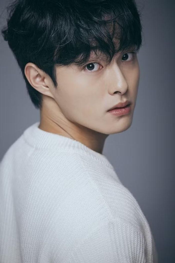 Yoon Chan Young đảm nhận vai Tae-Oh, nhân vật sở hữu khả năng đặc biệt là nhìn thấy ma. Sau sự việc liên quan đến Suyeon, anh bắt đầu hành trình khám phá sự thật đằng sau lời nguyền bao trùm khu Bongcheon-dong. Yoon Chan Young bày tỏ: "Tôi thực sự rất mong chờ các cảnh quay sắp tới, cũng như thành quả cuối cùng của bộ phim. Tôi sẽ nỗ lực hết mình để khắc họa nhân vật Tae-Oh sao cho thấy được sự phát triển chiều sâu trong tính cách của anh ấy qua từng ngày".