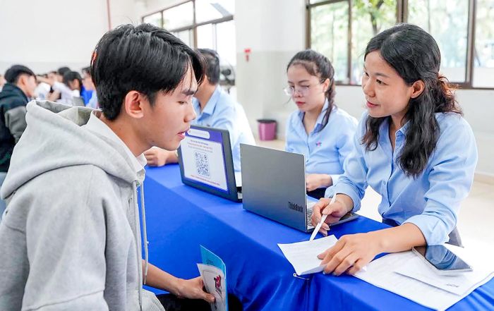  Sinh viên năm nhất được cán bộ, giáo viên, nhân viên Trường ĐH Tôn Đức Thắng tư vấn các vấn đề nơi ở, sinh hoạt đầu năm học mới 