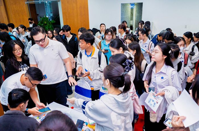  Sinh viên tham gia Ngày hội kết nối thực tập “Internship Fair 2026” do Trung tâm Dịch vụ việc làm Thanh niên TPHCM tổ chức, tìm hiểu nhu cầu tuyển dụng và việc làm phù hợp 