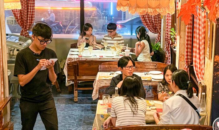  Lê Võ Bảo Duy, sinh viên năm nhất khoa Quản trị kinh doanh, Trường Cao đẳng Kinh tế đối ngoại, tranh thủ sau giờ học đi làm thêm tại một nhà hàng 