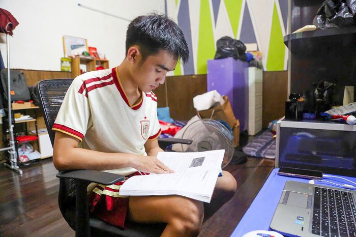  Huỳnh Quốc Nhân, sinh viên năm nhất Trường Cao đẳng Bình Minh với cuộc sống ở trọ, vừa học vừa làm thêm, tối về ôn bài 