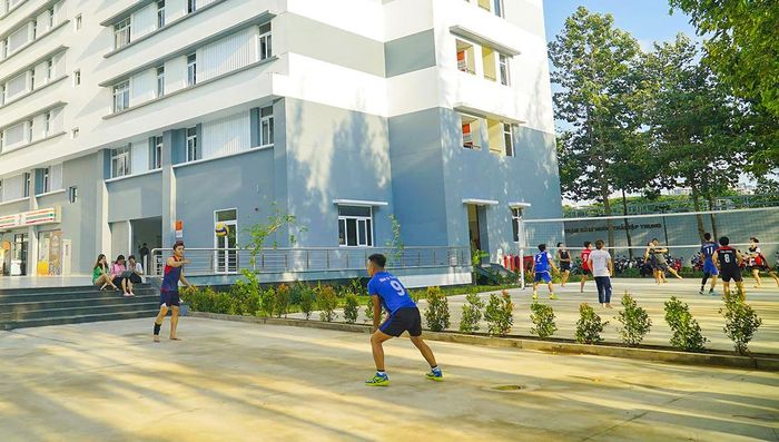  Sinh viên Trường ĐH Tôn Đức Thắng tham gia các hoạt động thể dục thể thao tại ký túc xá nhà trường 