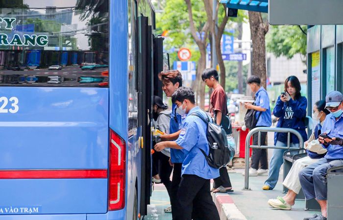  Sinh viên năm nhất di chuyến bằng xe buýt đến trường mỗi ngày 