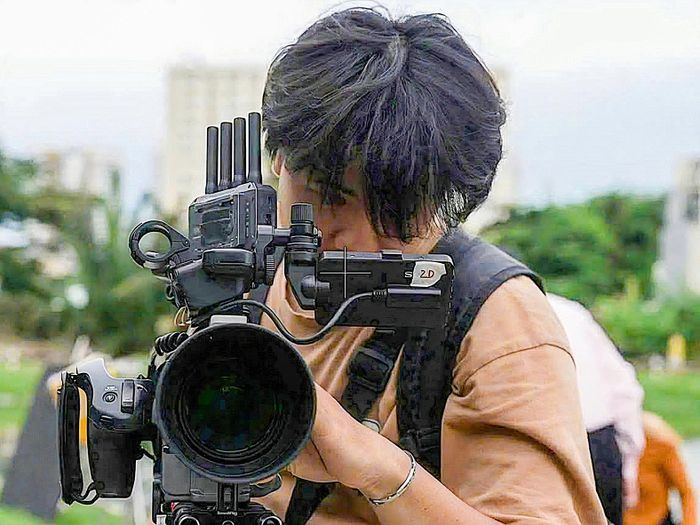  Ngoài giờ học, Phạm Anh Tuấn, tân sinh viên Trường ĐH Sân khấu - Điện ảnh TPHCM theo các ê-kíp quay phim để phụ quay tại các chương trình truyền hình 