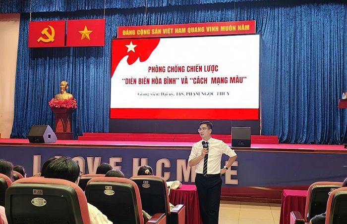 Sinh viên Trường Đại học Sư Phạm TPHCM tham gia buổi tuyên truyền chuyên đề Phòng, chống chiến lược “diễn biến hòa bình” và “cách mạng màu” trong Tuần Sinh hoạt công dân - sinh viên năm học 2026 – 2027 (Ảnh: HCMUE)
