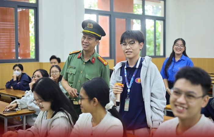 Sinh viên Trường Đại học Khoa học Xã hội và Nhân văn (ĐHQG TPHCM) giao lưu với các diễn giả tại buổi tập huấn Kỹ năng phân biệt tin giả, tin xấu độc hại trên không gian mạng (Ảnh: USSH)