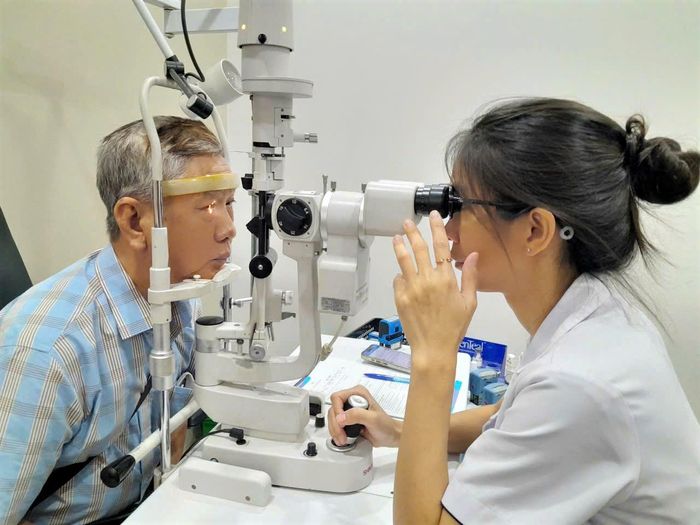  Khám, tư vấn và chăm sóc sức khỏe mắt cho người cao tuổi. Ảnh: THU HÀ 