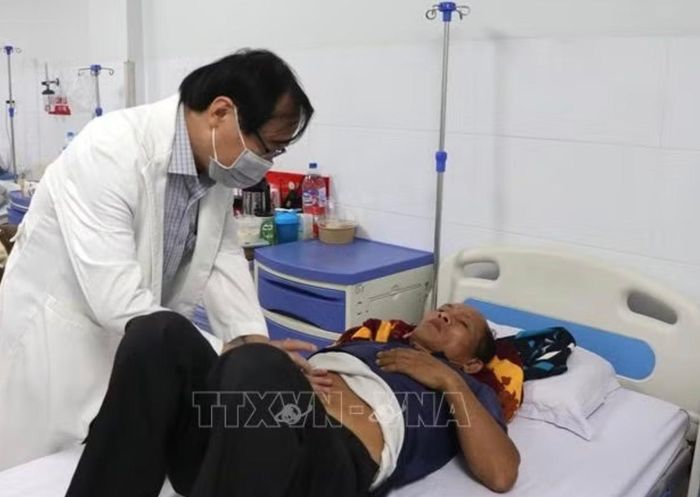  Bác sĩ thăm khám, theo dõi sức khỏe các bệnh nhân nghi ngộ độc thực phẩm. Ảnh: TTXVN 