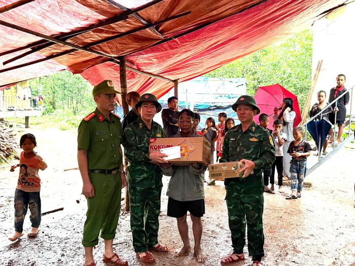 Lãnh đạo Đồn Biên phòng cửa khẩu quốc tế Cha Lo thăm hỏi, chia buồn với thân nhân người bị nạn.