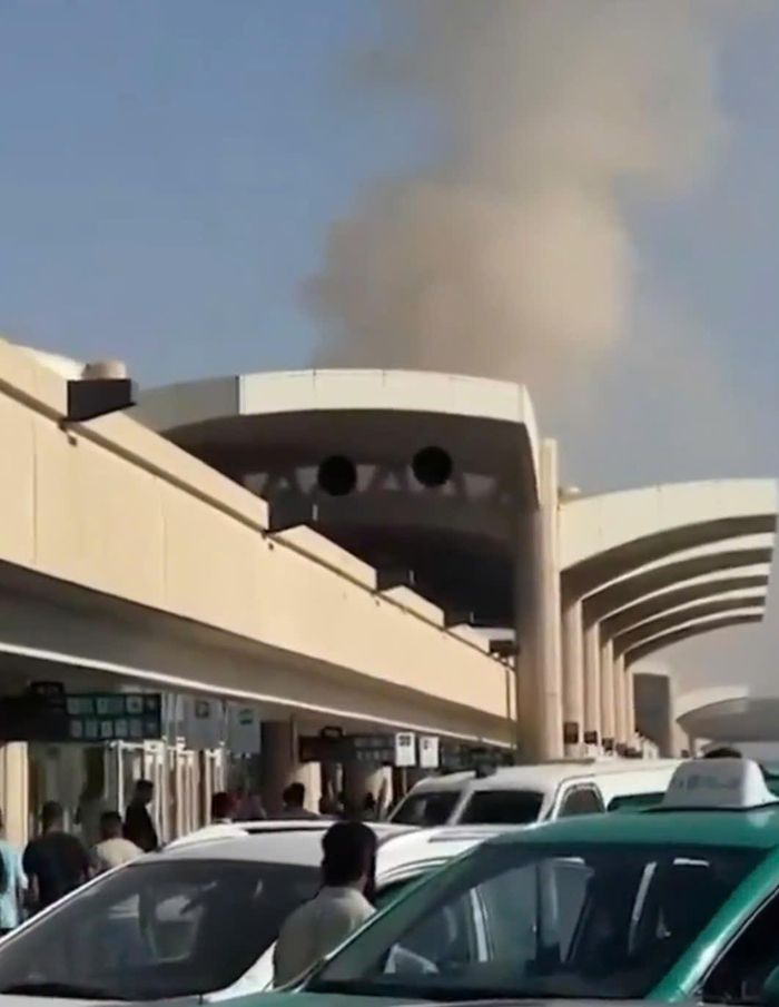 Khói bốc lên từ sân bay quốc tế King Khalid (Riyadh) sau đợt tập kích của Houthi ngày 10-10. Ảnh: OSINTWARFARE