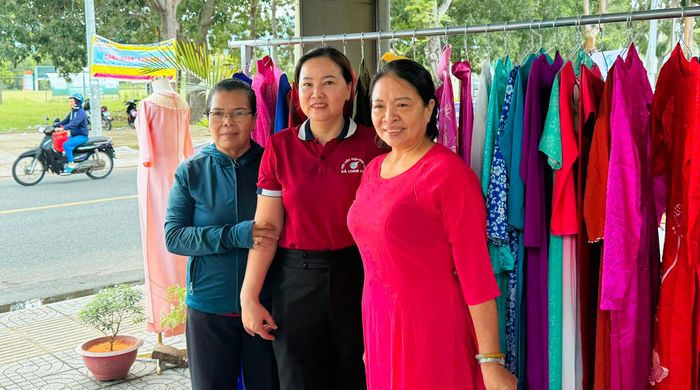 Hội Liên hiệp Phụ nữ xã Long Hải, TPHCM tổ chức gian hàng “Áo dài 0 đồng – Trao gửi yêu thương” .