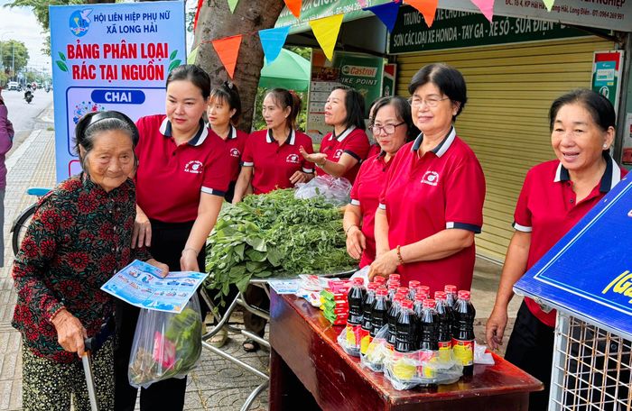 Chương trình “Đổi phế liệu – Lấy quà an sinh” thu hút người dân.