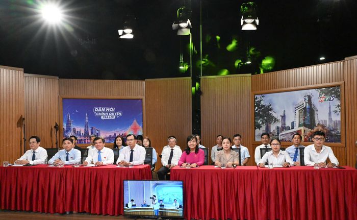  Các đại biểu và khách mời tham gia chương trình. Ảnh: VIỆT DŨNG 