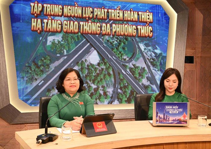  Phó Chủ tịch HĐND TPHCM Nguyễn Trường Nhật Phượng điều hành chương trình. Ảnh: VIỆT DŨNG 