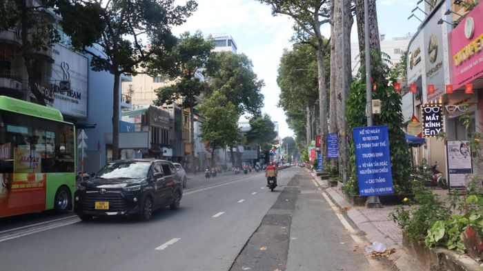  Thông báo điều chỉnh giao thông trên đường Nguyễn Thị Minh Khai. Ảnh: QUỐC HÙNG 