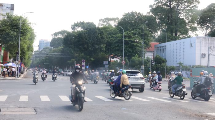  Việc lưu thông qua ngã tư đường Cách Mạng Tháng 8 - đường Nguyễn Thị Minh Khai trong sáng 11-10 vẫn khá lộn xộn. Ảnh: QUỐC HÙNG 
