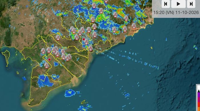  Các ổ mây dông hình thành ở khu vực Nam bộ và cao nguyên Trung bộ. Ảnh chụp lại màn hình radar thời tiết lúc 15 giờ 30 phút ngày 11-10 