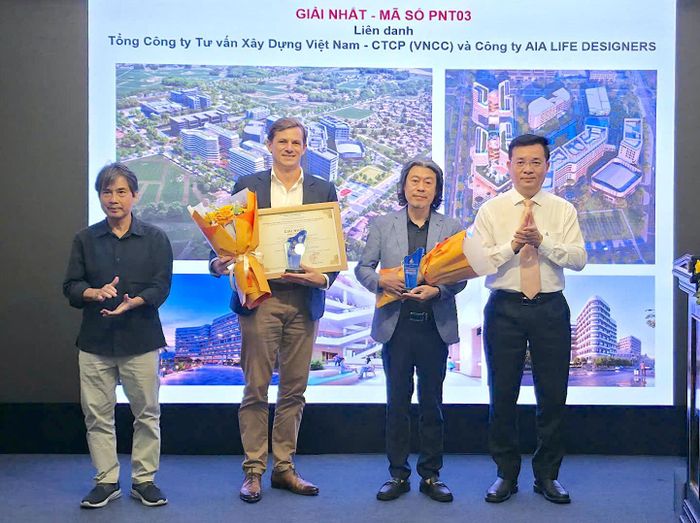 Ban tổ chức trao giải Nhất cho Liên danh Tổng Công ty Tư vấn Xây dựng Việt Nam - CTCP (VNCC) và Công ty AIA LIFE DESIGNERS. QUANG HUY