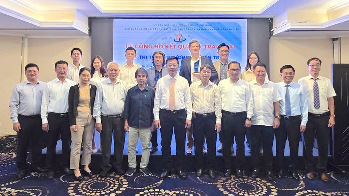 Ban tổ chức chụp ảnh lưu niệm với các đơn vị đoạt giải. QUANG HUY