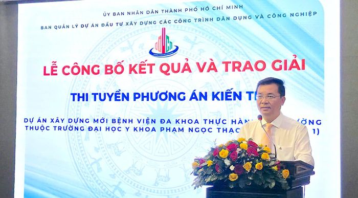 Ông Võ Đức Thanh, Giám đốc Ban Quản lý dự án Đầu tư xây dựng các công trình dân dụng và công nghiệp TPHCM phát biểu tại buổi lễ. QUANG HUY