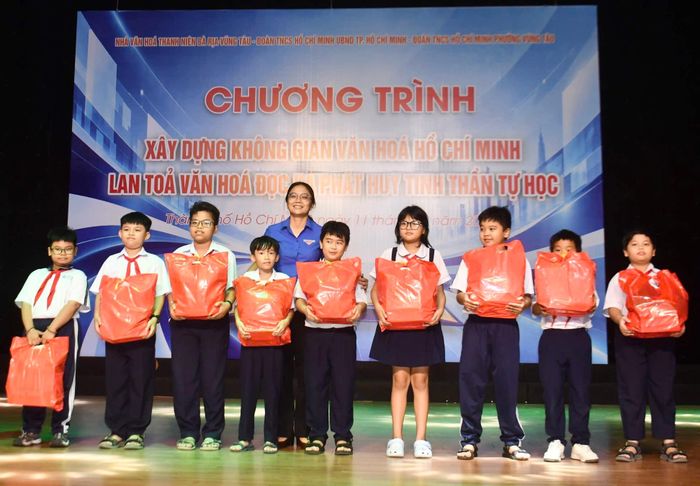  Lãnh đạo Thành Đoàn TPHCM tặng quà cho học sinh 
