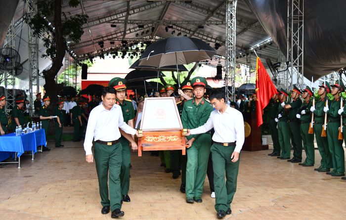  Các lực lượng luyện tập nghi thức di chuyển hài cốt liệt sĩ ra xe 