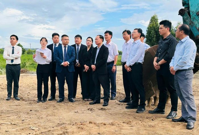 Đoàn công tác Bí thư Tỉnh ủy Gia Lai thăm, động viên nhà đầu tư tại hiện trường. Ảnh: LÊ ANH