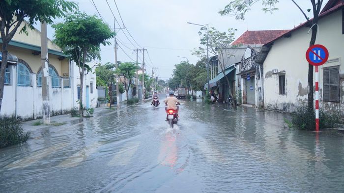  Mặt đường Trần Tử Bình (phường Thủ Dầu Một) bị ngập. Ảnh: DUY TRẦN 