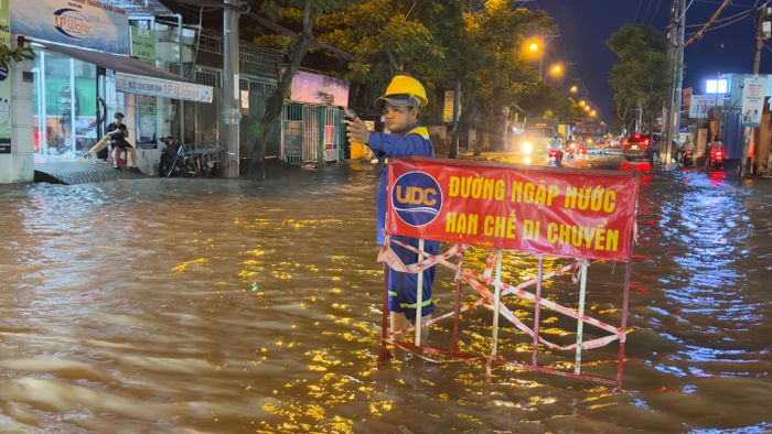  Công ty TNHH MTV Thoát nước đô thị TPHCM đặt cảnh báo tại đường Nguyễn Bình. Ảnh: ĐÌNH DƯ 