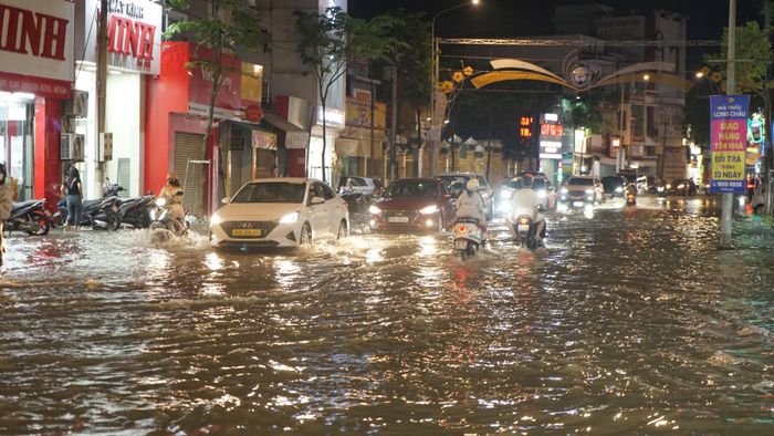  Đường Cách Mạng Tháng Tám (phường Thủ Dầu Một) lênh láng nước, ghi nhận lúc 19 giờ 10 phút. Ảnh: DUY TRẦN 