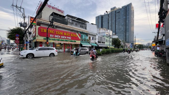  Đường Phú Thuận (phường Tân Mỹ) bị ngập trong giờ tan tầm. Ảnh: ĐÌNH DƯ 