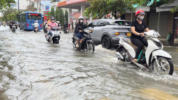 Nước từ sông tràn vào đường Trần Xuân Soạn, đoạn qua phường Tân Hưng. Ảnh: ĐÌNH DƯ 