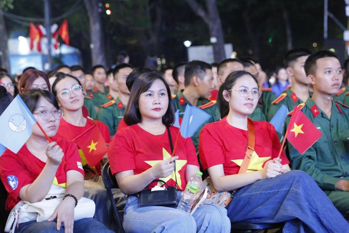 Các cán bộ, hội viên, thanh niên dự buổi lễ, tối 11-10. Ảnh: HÀ NGUYỄN
