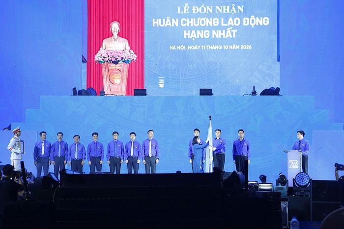 Chủ tịch Ủy ban Trung ương MTTQ Việt Nam Bùi Thị Minh Hoài gắn Huân chương Lao động hạng Nhất tặng Hội LHTN Việt Nam. Ảnh: HÀ NGUYỄN