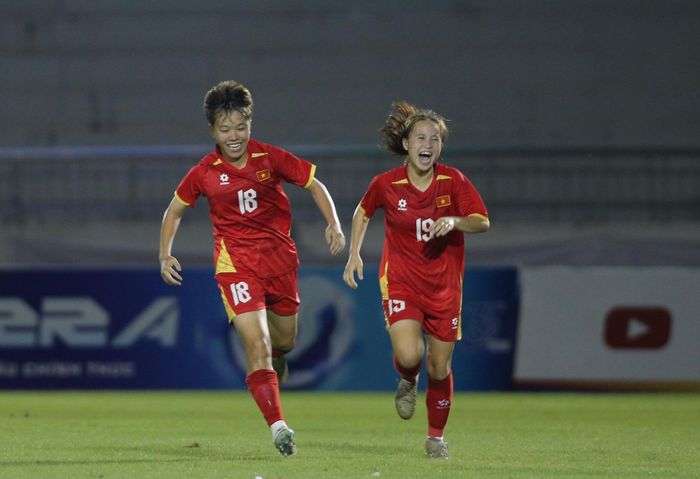  Niềm vui của các cầu thủ U17 nữ Việt Nam. ẢNH: DŨNG PHƯƠNG 