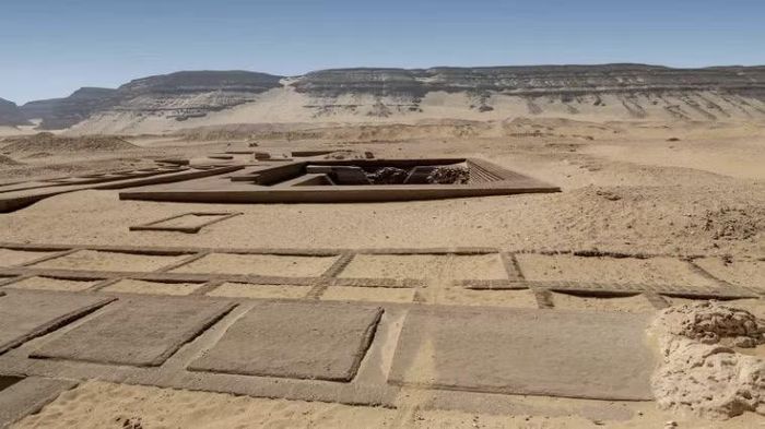 Các lăng mộ khoảng 5.000 năm tuổi của vua Den và vua Djer tại Abydos. Những ngôi mộ nhỏ xung quanh được cho là nơi chôn người phục vụ hoàng gia. Ảnh: Mike P Shepherd/Alamy.