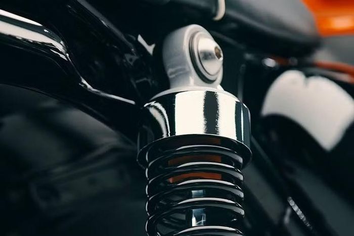 Sức mạnh của T40 đến từ động cơ xi-lanh đơn TR Series dung tích 400cc, làm mát bằng dung dịch, được tinh chỉnh riêng cho dòng Bonneville. Khối động cơ này sản sinh công suất tối đa 32PS tại 7.000 vòng/phút và mô-men xoắn cực đại 36Nm tại 5.000 vòng/phút.