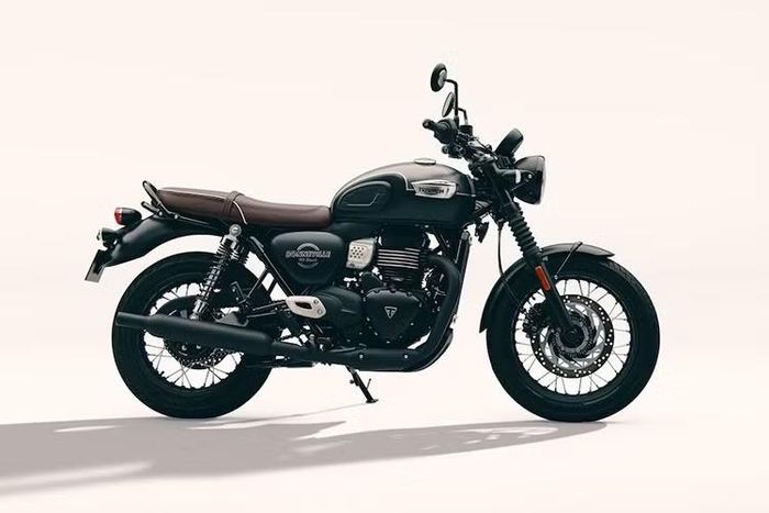 Về mặt công nghệ, Bonneville T40 được trang bị màn hình màu TFT 4 inch dạng tròn tích hợp chế độ Heritage Mode giả lập đồng hồ kim cổ điển. Màn hình hỗ trợ kết nối điện thoại thông minh, hiển thị bản đồ dẫn đường chi tiết qua ứng dụng Triumph Navigation, quản lý cuộc gọi và âm nhạc thông qua cùm công tắc bên trái.