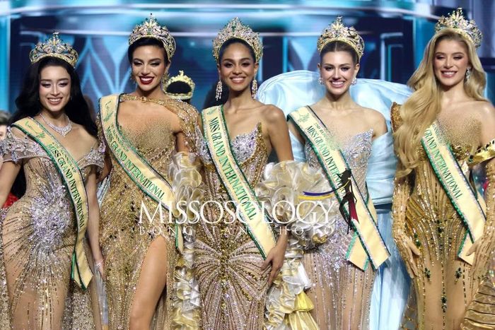 Top 5 Miss Grand International 2026 trong khoảnh khắc đăng quang và nhận danh hiệu. Emoura Phạm giành ngôi á hậu 4. Ảnh: Missosology.