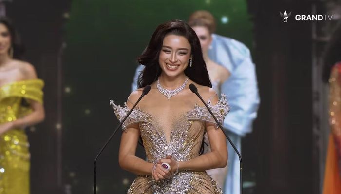 Emoura Phạm trong phần thi ứng xử tại chung kết Miss Grand International 2026. Cô nhấn mạnh vai trò của người phụ nữ bản lĩnh trong việc kết nối, sẻ chia và tạo ra những giá trị tích cực cho cộng đồng. Ảnh: Sen Vàng.