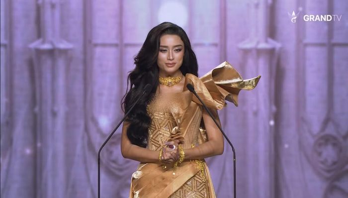 Emoura Phạm trình bày phần thuyết trình khi vào top 11 Miss Grand International 2026.