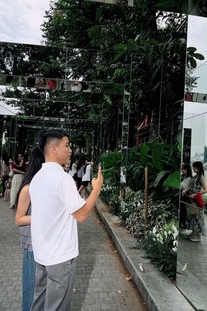 Những mảng gương phản chiếu cây xanh và dòng người qua lại trở thành phông nền được nhiều người lựa chọn để ghi lại hình ảnh.