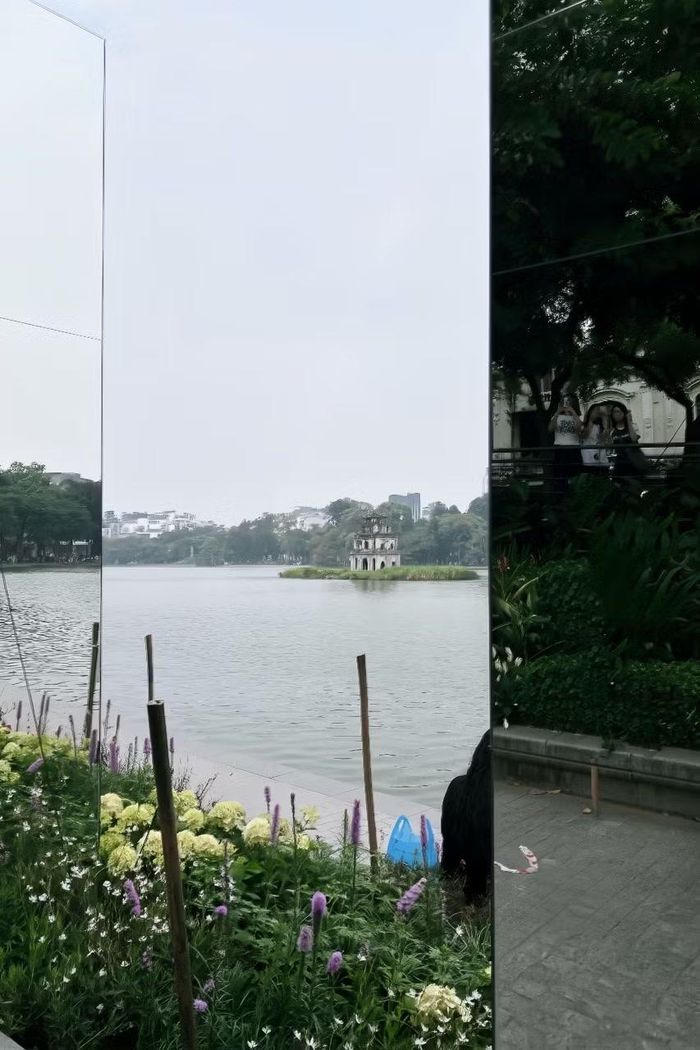 Từ một số vị trí, khung gương mở ra góc nhìn hướng thẳng về Tháp Rùa, tạo nên khung cảnh khá đặc biệt giữa trung tâm Hà Nội.