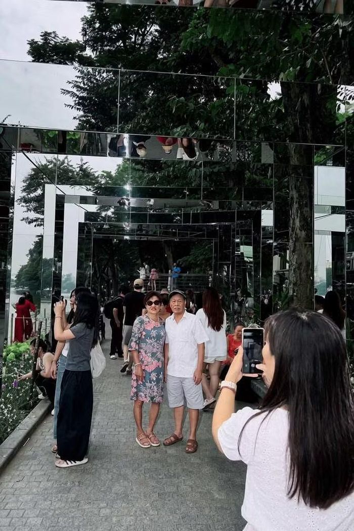 Ông Nguyễn Văn Hùng, người thường xuyên đi bộ quanh hồ Gươm, cho rằng không gian mới khiến khu vực này sinh động hơn. “Mấy hôm nay tôi thấy nhiều bạn trẻ đến chụp ảnh. Đông nhưng cũng vui, khu vực hồ có thêm một điểm để mọi người dừng lại ngắm cảnh”, ông Hùng nói.