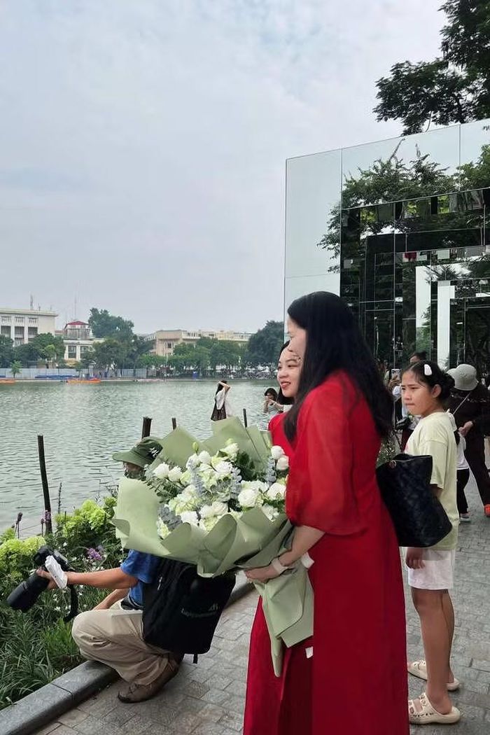 Một số người chuẩn bị trang phục, hoa và phụ kiện để có những bức hình chỉn chu tại điểm check-in mới.
