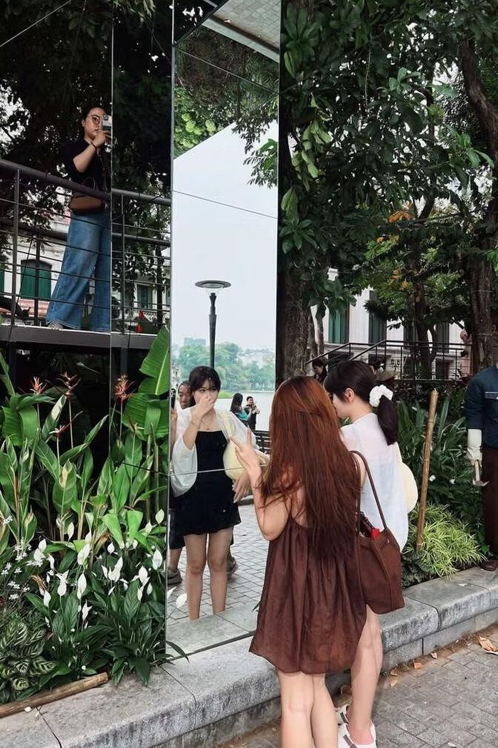Có mặt tại khu vực hồ Gươm chiều cuối tuần, Vy (19 tuổi, Hà Nội) cho biết, cô biết đến điểm check-in này qua TikTok. “Mình thấy nhiều người đăng ảnh nên cũng tò mò đến thử. Ở ngoài đông hơn mình nghĩ nhưng lên ảnh khá đẹp, nhất là lúc có ánh nắng phản chiếu qua gương”, Vy chia sẻ.