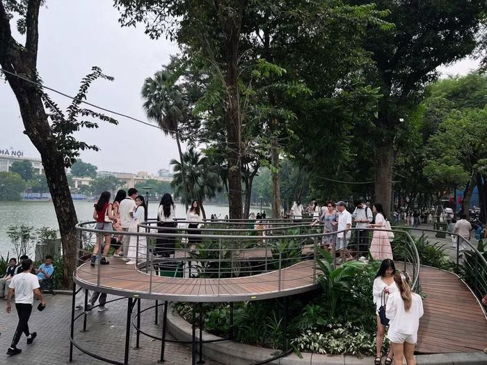 Bên cạnh hệ thống khung gương, cầu cạn cảnh quan uốn lượn qua khu vườn ven hồ cũng thu hút nhiều người lên tham quan, ngắm cảnh và chụp ảnh.